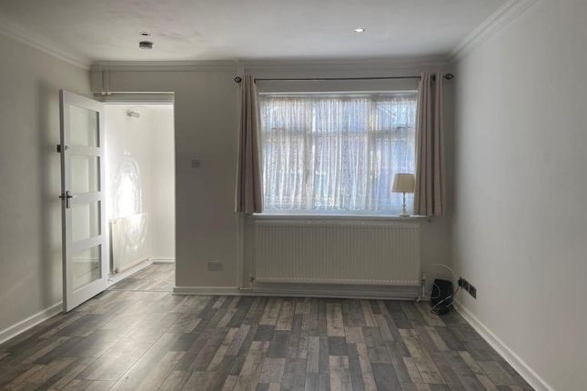 91 Cleave Avenue, HAYES photo 3