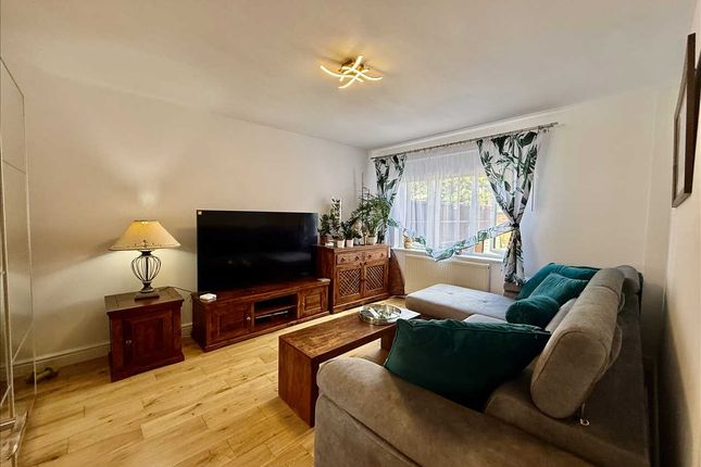 54, Nene Gardens, Feltham photo 4