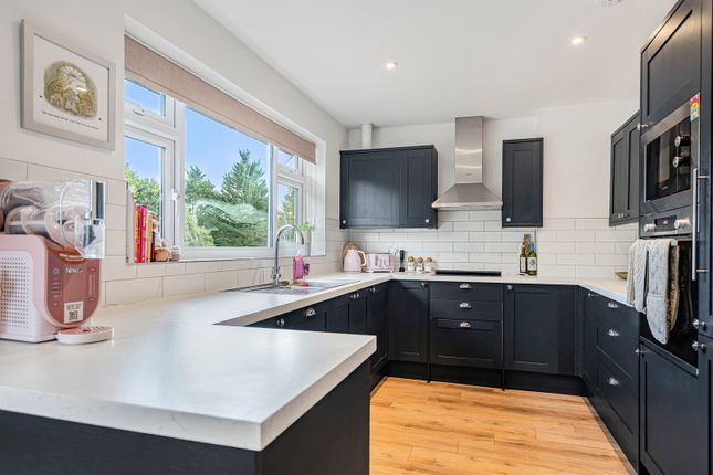 8, Broom Hall, Leatherhead photo 4