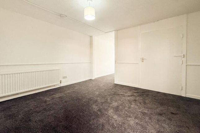 112 Moretons, Basildon photo 3