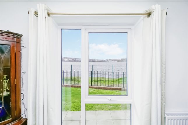 2-bed flat on 25, Ffordd Wallace, Barry, £180,000