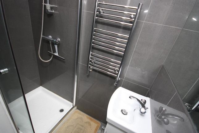 61, Brassie Avenue, London photo 4