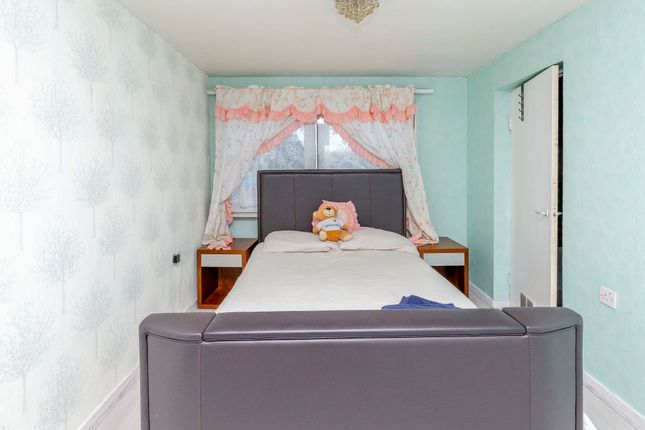 Flat for sale in Opossum Way, Hounslow