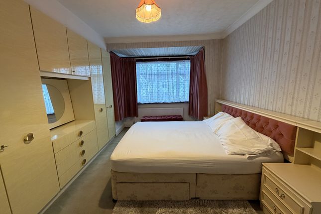 92 Meadowbank Road, LONDON photo 5