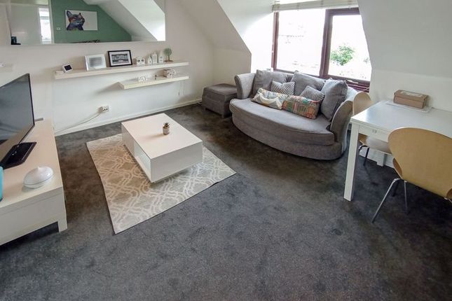 24 Laurance Court, Dean Street, Marlow photo 3