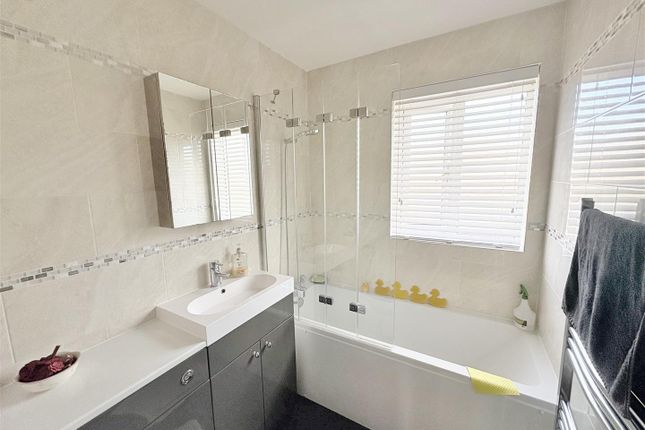 2, Darwin Close, Lee-On-The-Solent photo 4