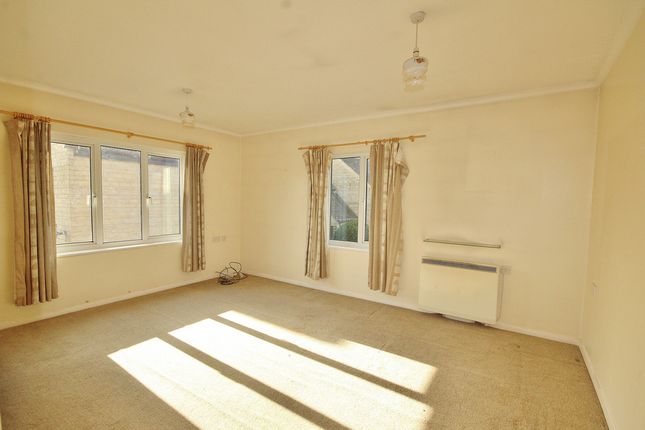 24, Riverside Gardens, Witney photo 2