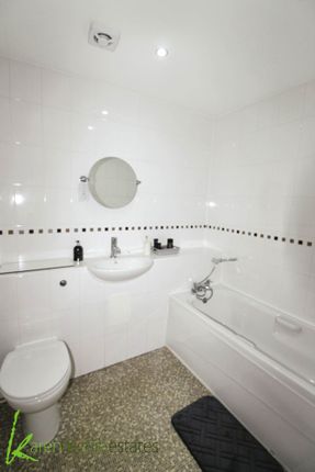 Flat for sale in Palmerstones Court, Heaton