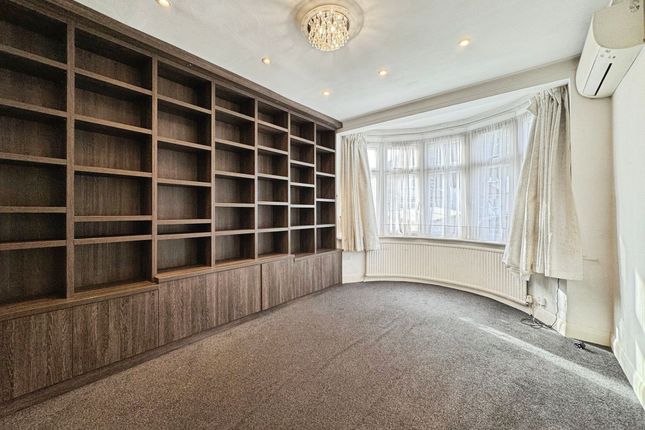 74 Brook Avenue, Edgware photo 2