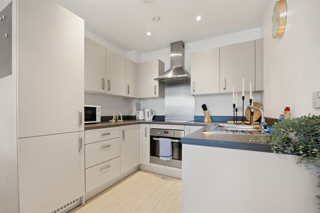 Flat 30, 10, Sovereign Walk, Horley photo 4