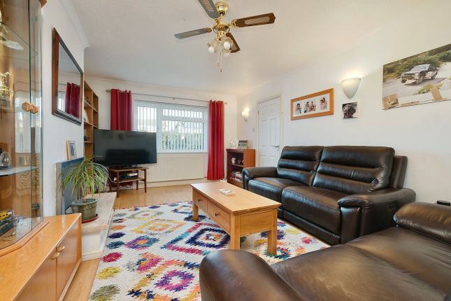 25, St Hughs Road, St Neots photo 2
