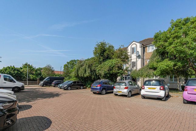 77, Tennyson Close, Enfield photo 4