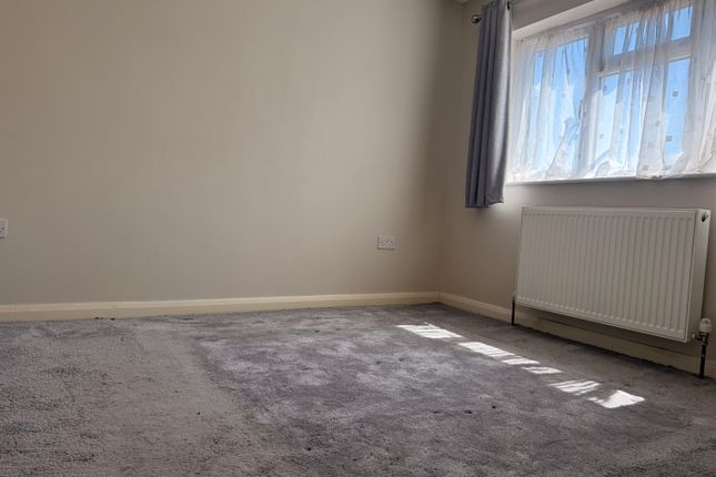 5, Leaf Road, Houghton Regis photo 4