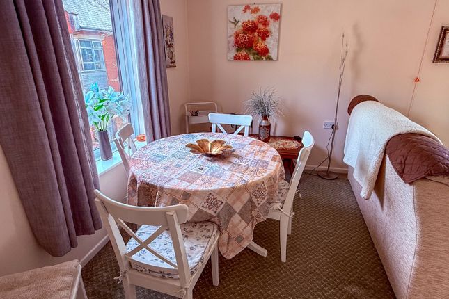 33, Ashridge Court, Newbury photo 3