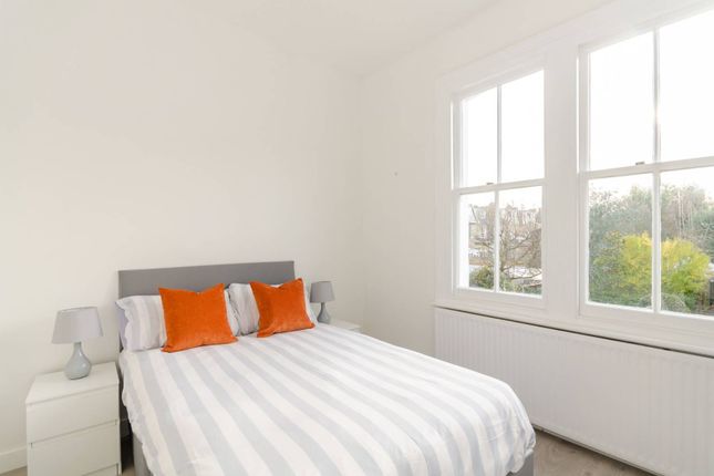 Flat to rent in Upper Richmond Road, West Putney, London