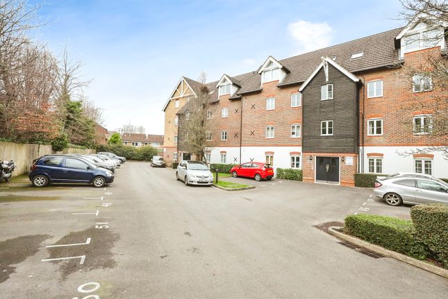 Thumbnail Flat for sale in Fryers Lane, High Wycombe