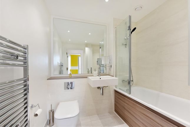 Flat 19, 32, Lismore Boulevard, London photo 4