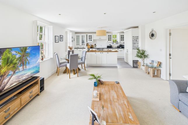 3 Amberley Court, North Square, Fareham photo 3
