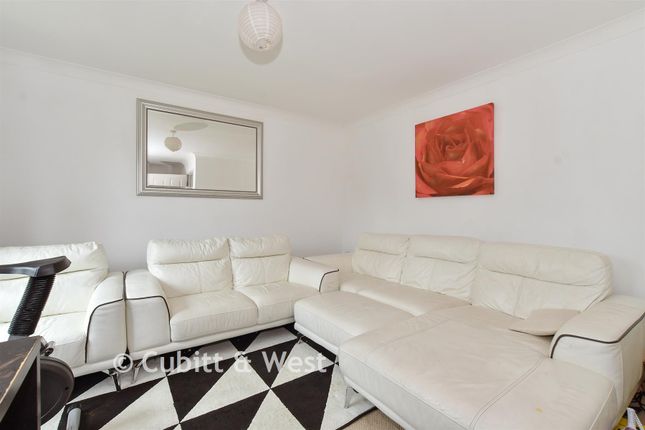 2, Delrogue Road, Crawley photo 4