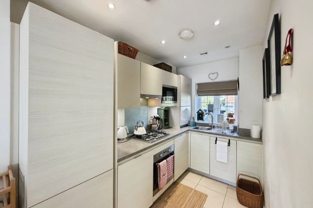 7 Kerswell Close, Slough, Berkshire photo 3