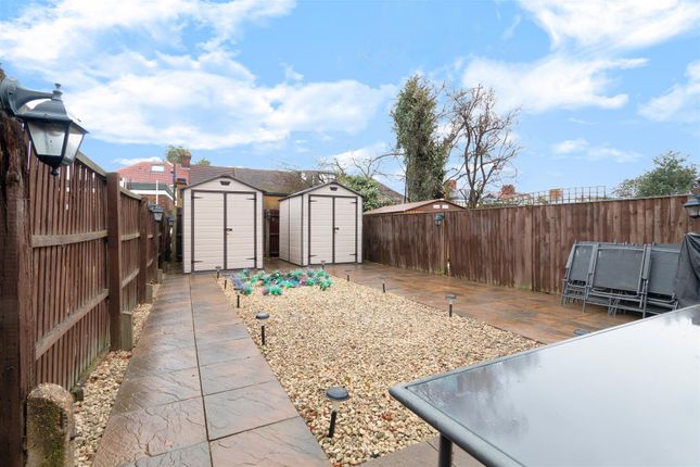 6, Frimley Gardens, Mitcham photo 4
