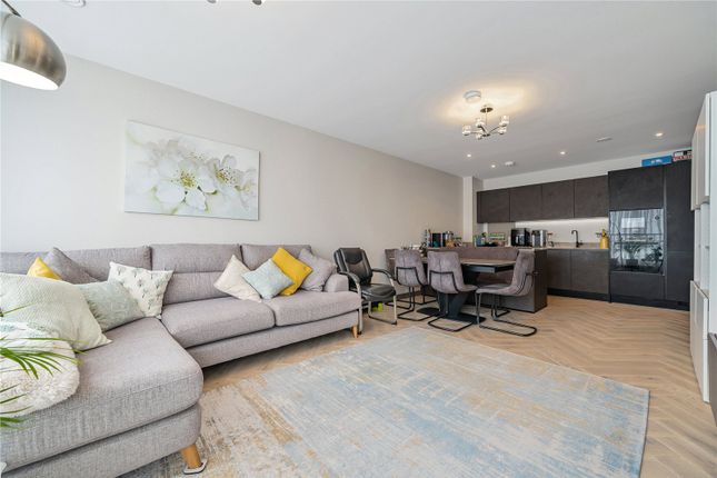 Flat for sale in Oakleigh Road North, London