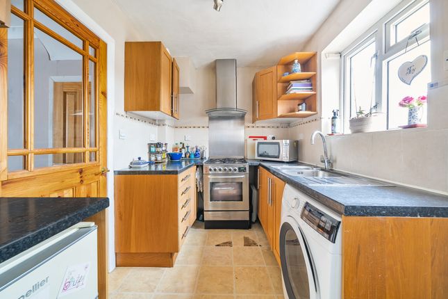 98 Rushton Avenue,, Garston, Watford photo 2