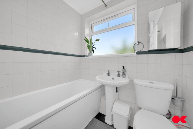 37, Ferguson Court, Romford photo 4