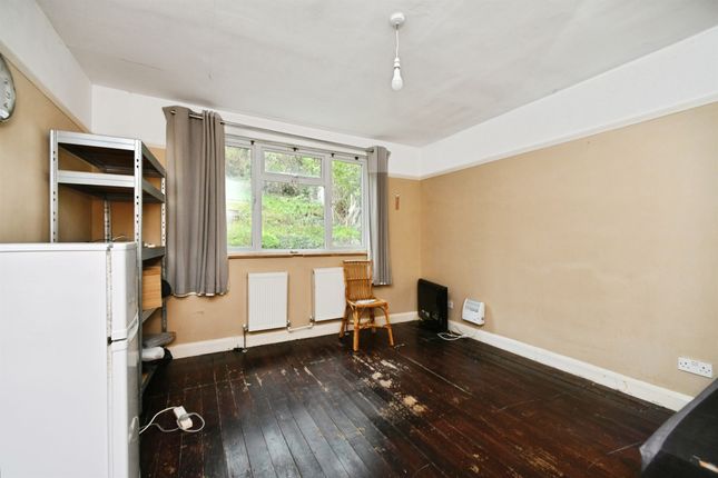 19, Eley Crescent, Brighton photo 2