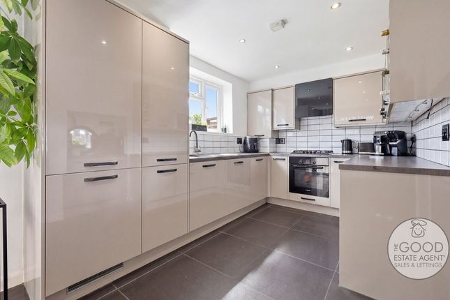 27, Bushfields, Loughton photo 3