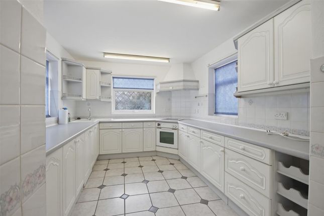56, Elliott Drive, Chesterfield photo 3