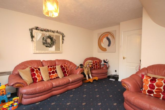 22, Cleveland Park, Staines-upon-Thames photo 2