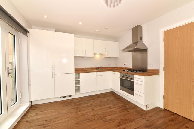 Flat 8 Mountstuart Court, Southcott Road, Teddington photo 4