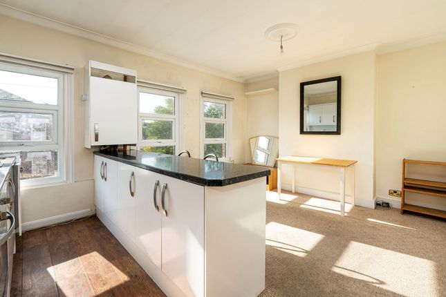 Top floor flat, 6, Valmar Road, London photo 2