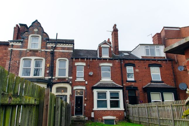 Charming Traditional Terraced House Featuring Dist...