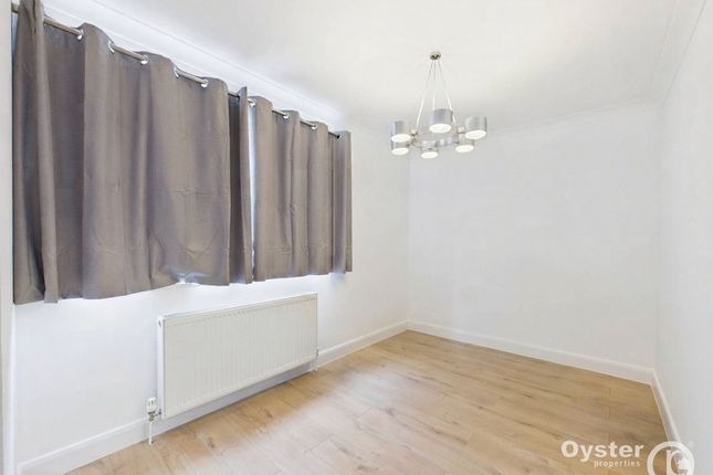30 Dene Gardens, Stanmore photo 4