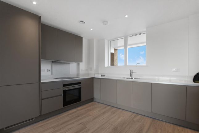 Flat 13, 300, Dapple Court, Croxley View, Watford photo 5