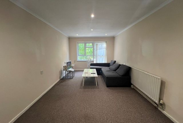 87, Caneland Court, Waltham Abbey photo 3