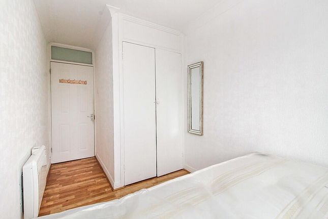 32 Tenbury Close, London photo 4