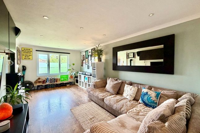 23 Gatting Close, Pavilion Way, Edgware photo 2