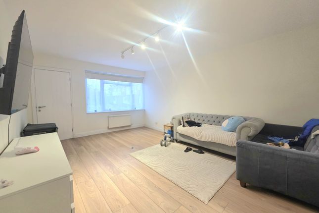 7, Stamford Close, Harrow photo 2