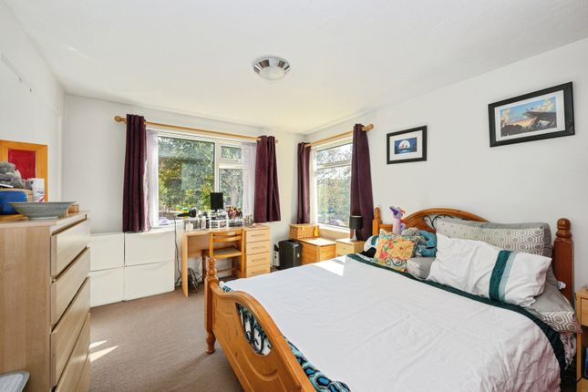 Flat 4 Chilworth Court, 152, Station Road, Surrey photo 4