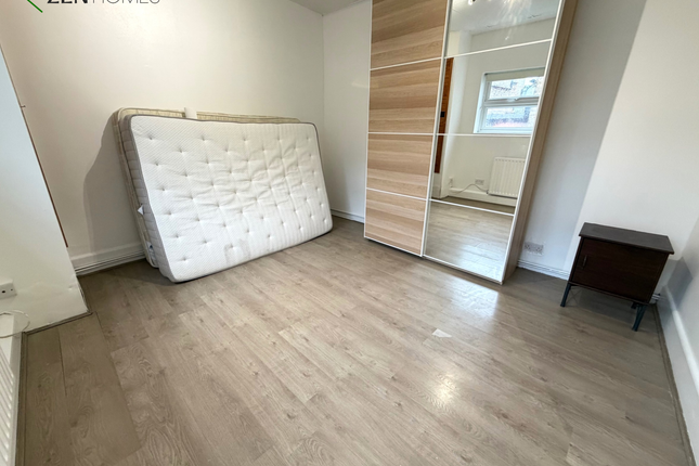 1b Princes Avenue, London photo 5