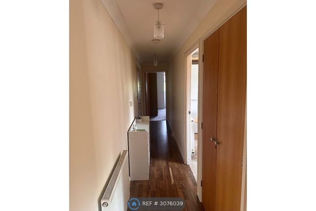 Flat, Frinton Court Oakleigh Road North, London photo 3