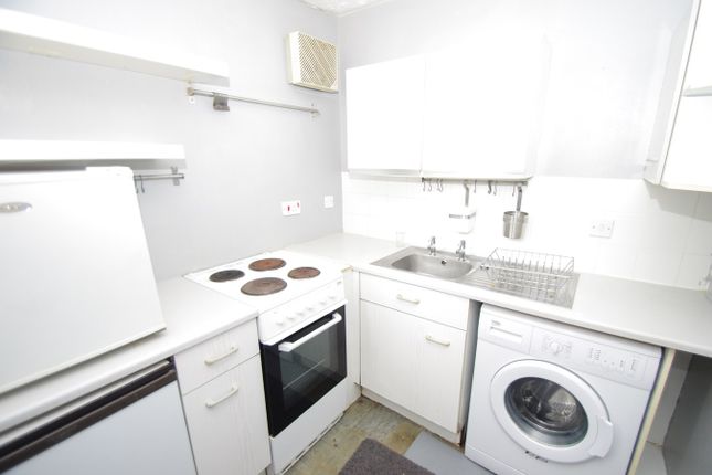 Flat to rent in Osprey Close, Falcon Way, Watford