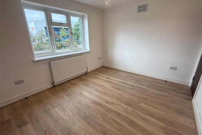 Flat 4, Sutton Lane, Slough photo 4