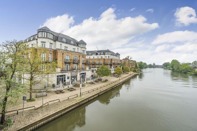 Flat for sale in Staines, Surrey