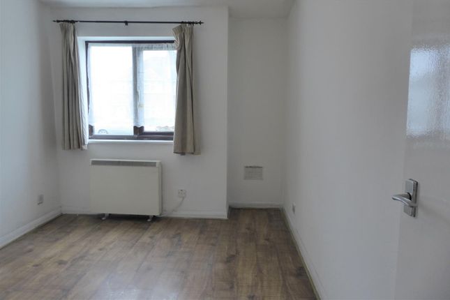 19, Marchside Close, Hounslow photo 5