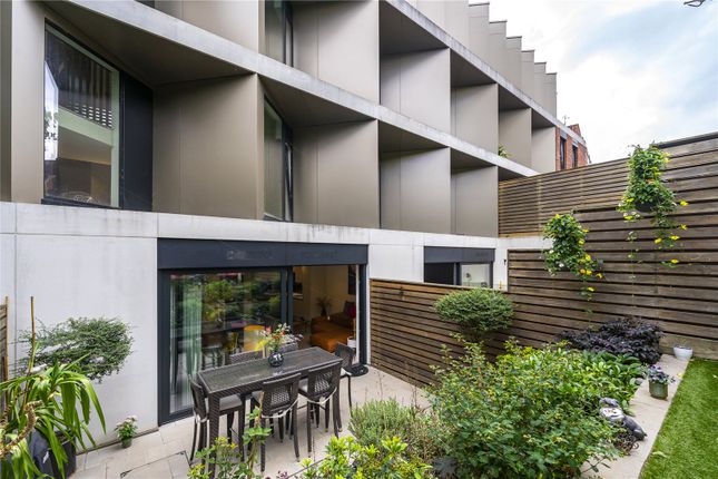 Flat for sale in Pinnacle Close, London