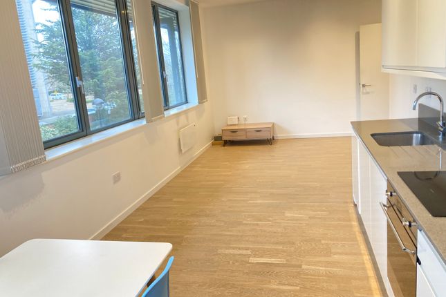 Flat to rent in Very Near The Gsk Building Canal Side, Brentford